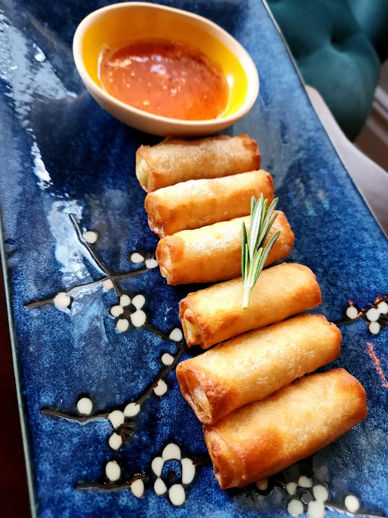 Artisanal spring rolls with dipping sauce